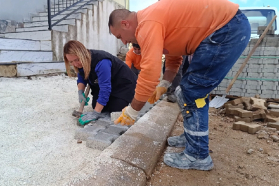 Kadın Başkan kaldırım taşlarını döşedi